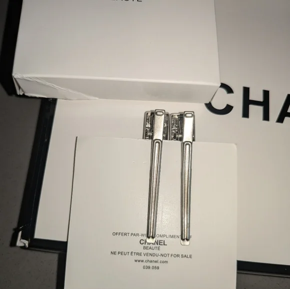 New With Box Chanel Beauty Hair Clip Gift Set 2 Pcs Rare  display picture 2